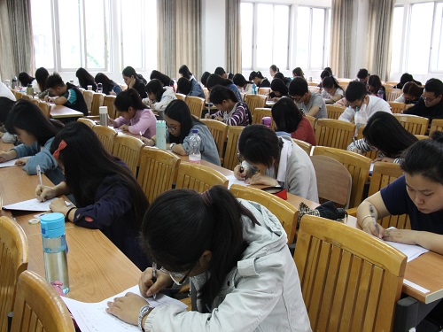 学员认真作答